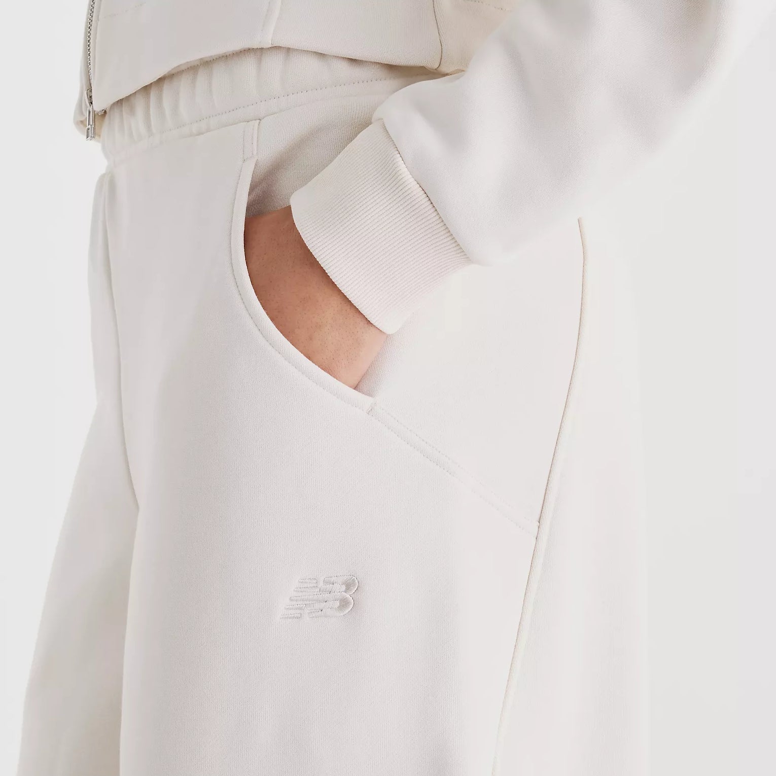 Дамски панталон New Balance Athletics Crafted Fleece Pant - WB62L0NLLIN детайл джоб