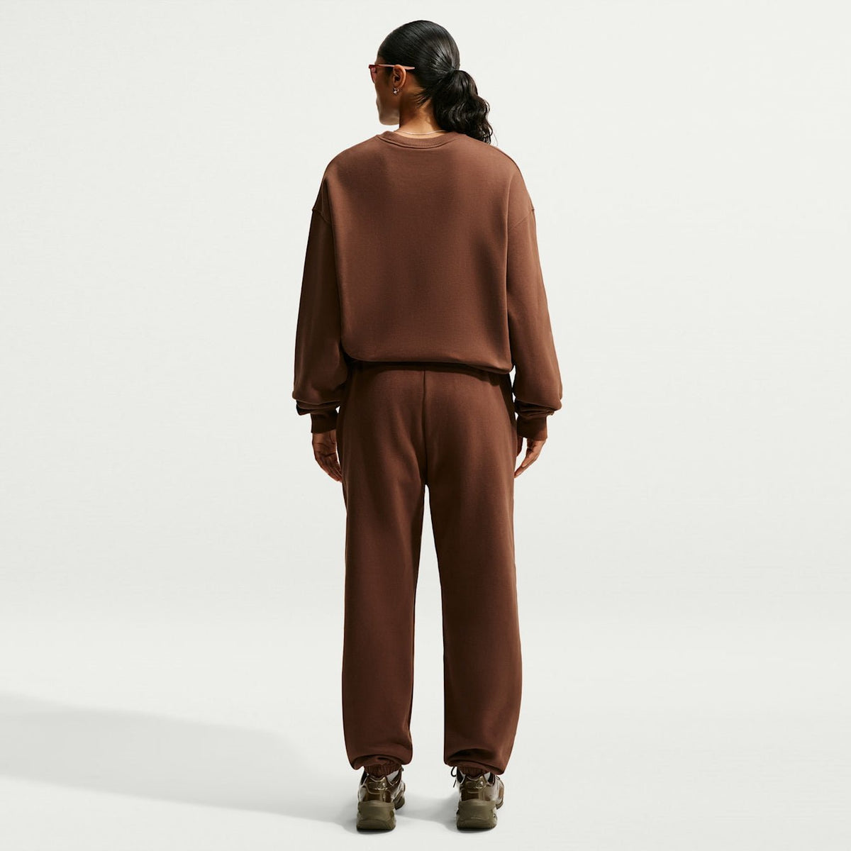 Дамски панталон Nike Studio Fleece Medium Weight High-Rise Oversized Cuffed Trousers - IM8074-259 модел отзад