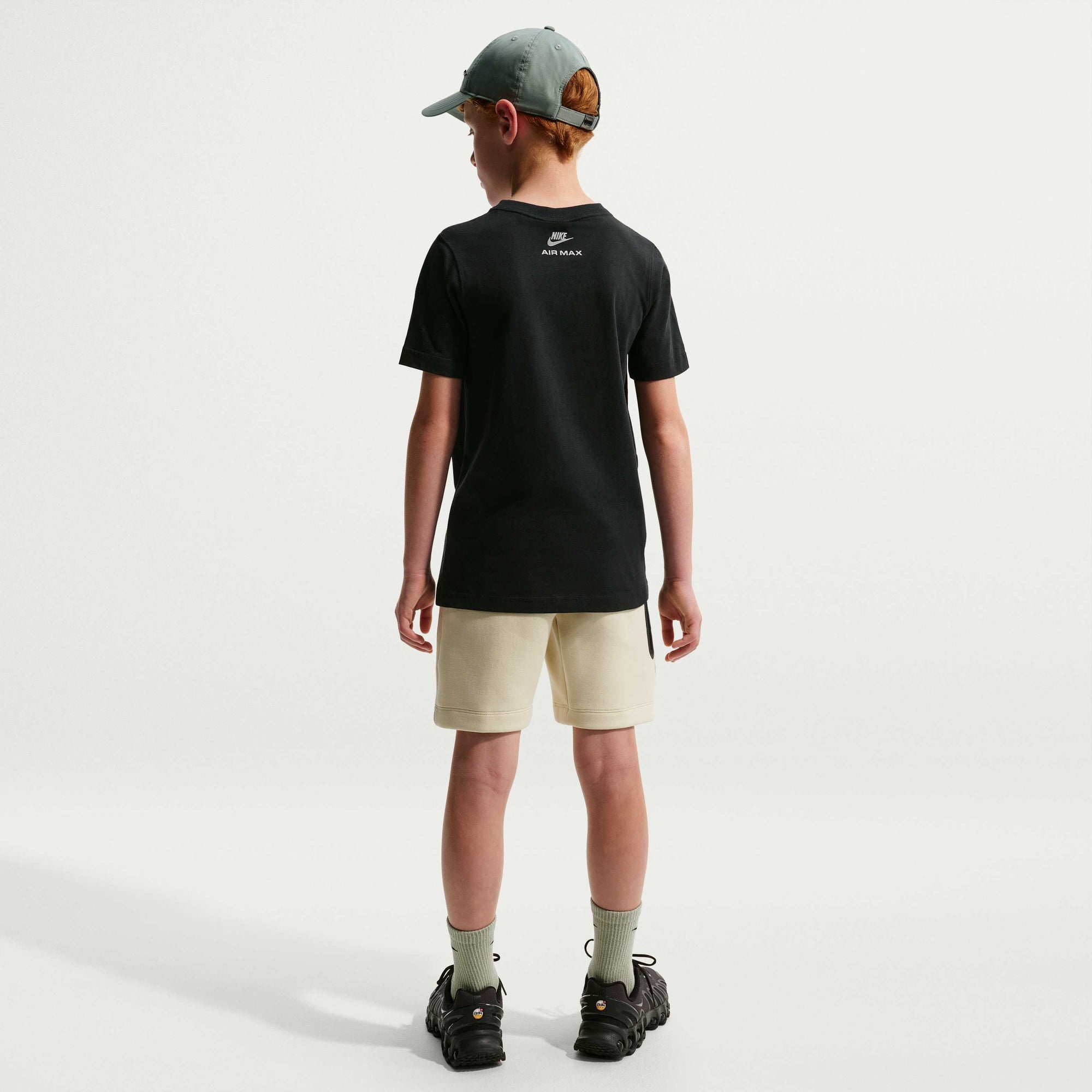 Детска тениска Nike Sportswear Air Max T-Shirt IO1157-010 модел отзад