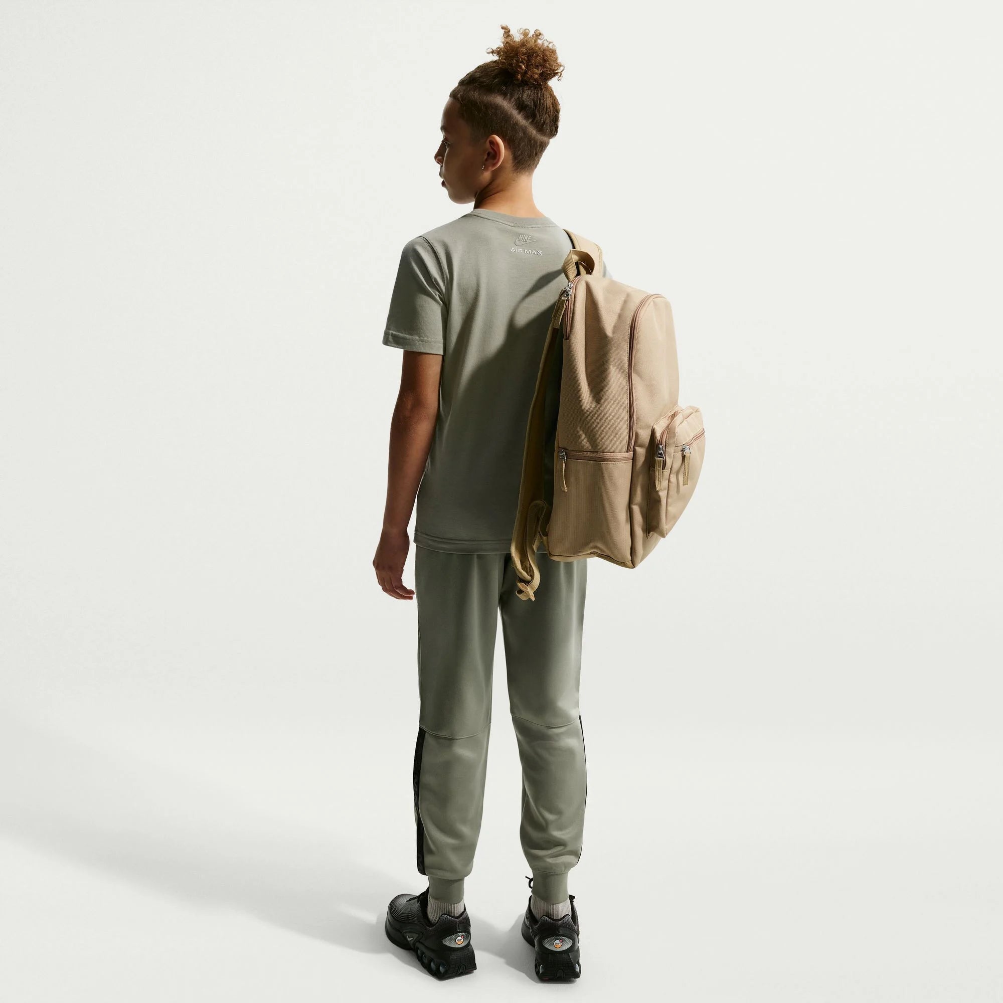 Детска тениска Nike Sportswear Air Max T-Shirt IO1157-320 модел отзад