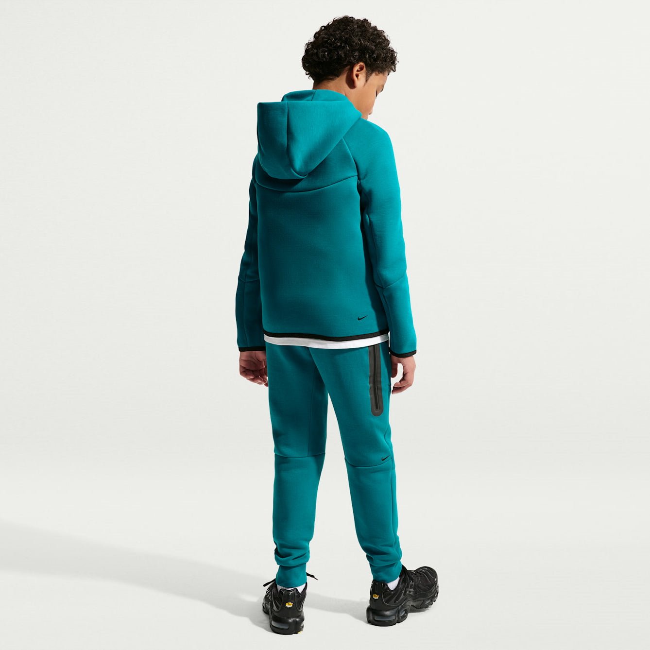 Детски джогър Nike Sportswear Tech Fleece Jogger - HV5869-372 модел отзад