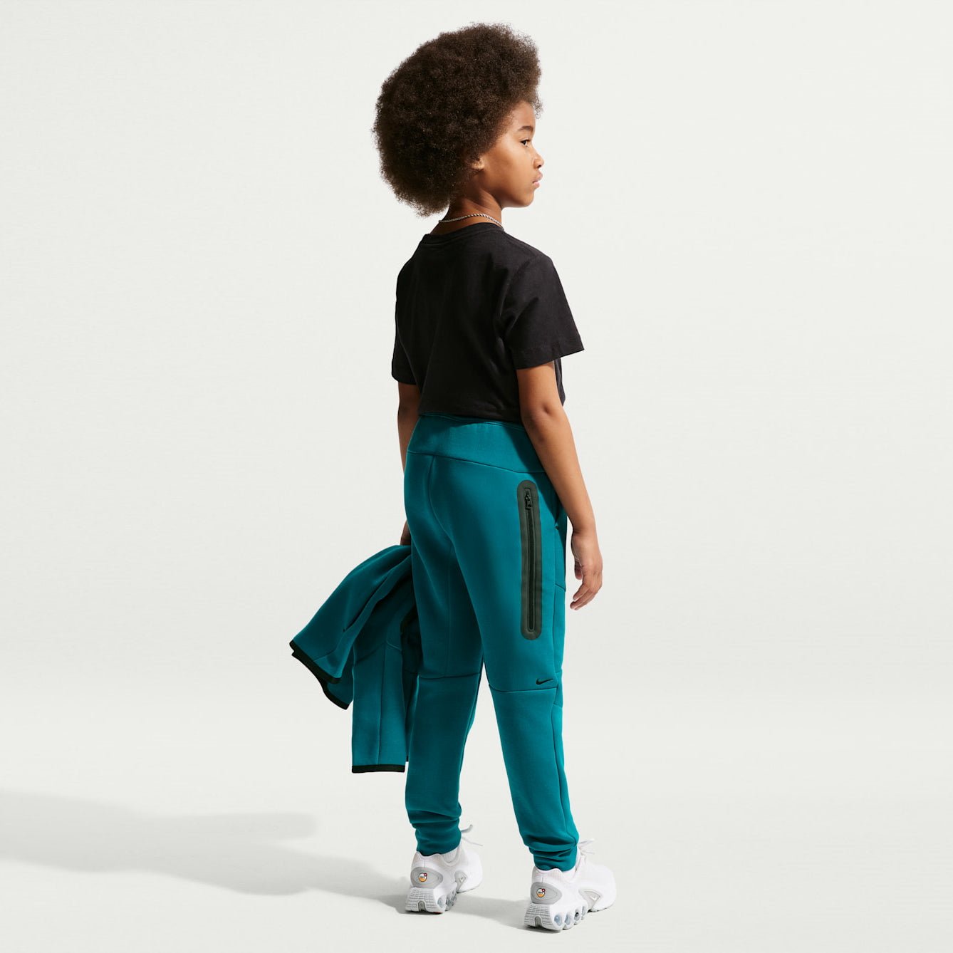 Детски джогър Nike Sportswear Tech Fleece Jogger - HV5869-372 модел момиче отзад