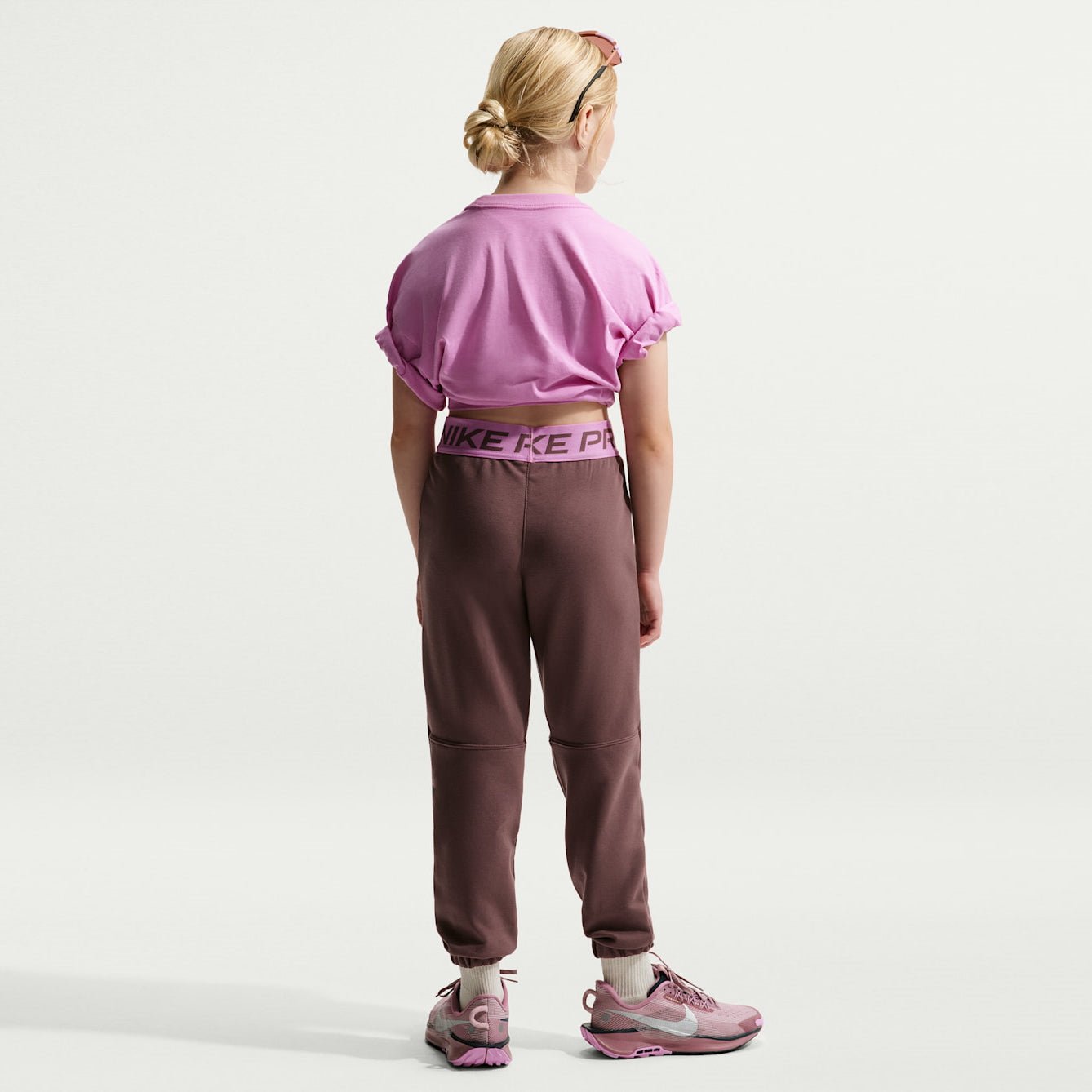 Детски джогър Nike Pro Fleece Older Kids' (Girls') Dri-FIT Joggers HV0289-502 модел отзад