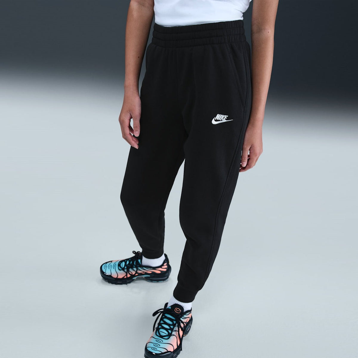 Детски екип Nike Sportswear Club Fleece Hooded Tracksuit - HQ9318-010 долнище отпред