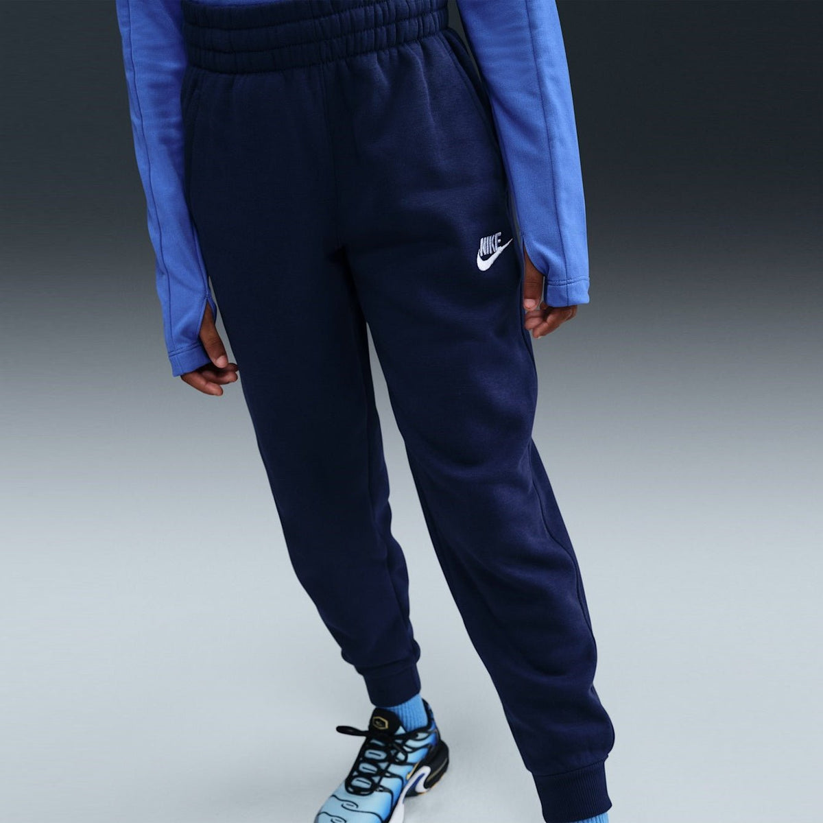 Детски екип Nike Sportswear Club Fleece Hooded Tracksuit - HQ9318-410 долнище отпред