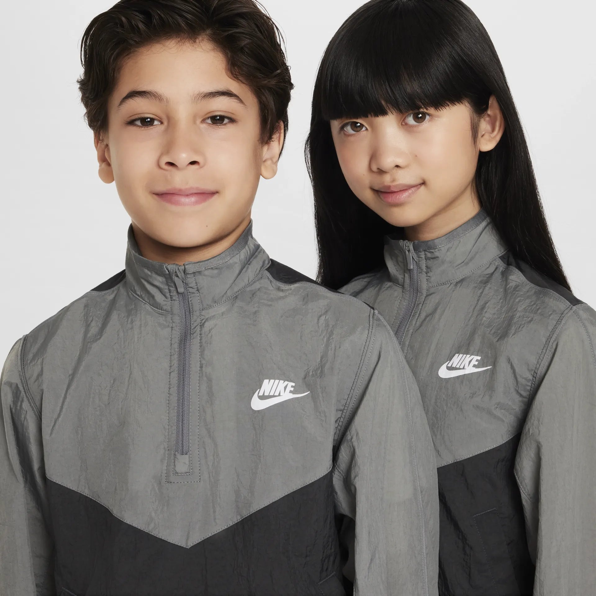 Детски екип Nike Sportswear Woven Tracksuit - FD3058-084 детайл лого