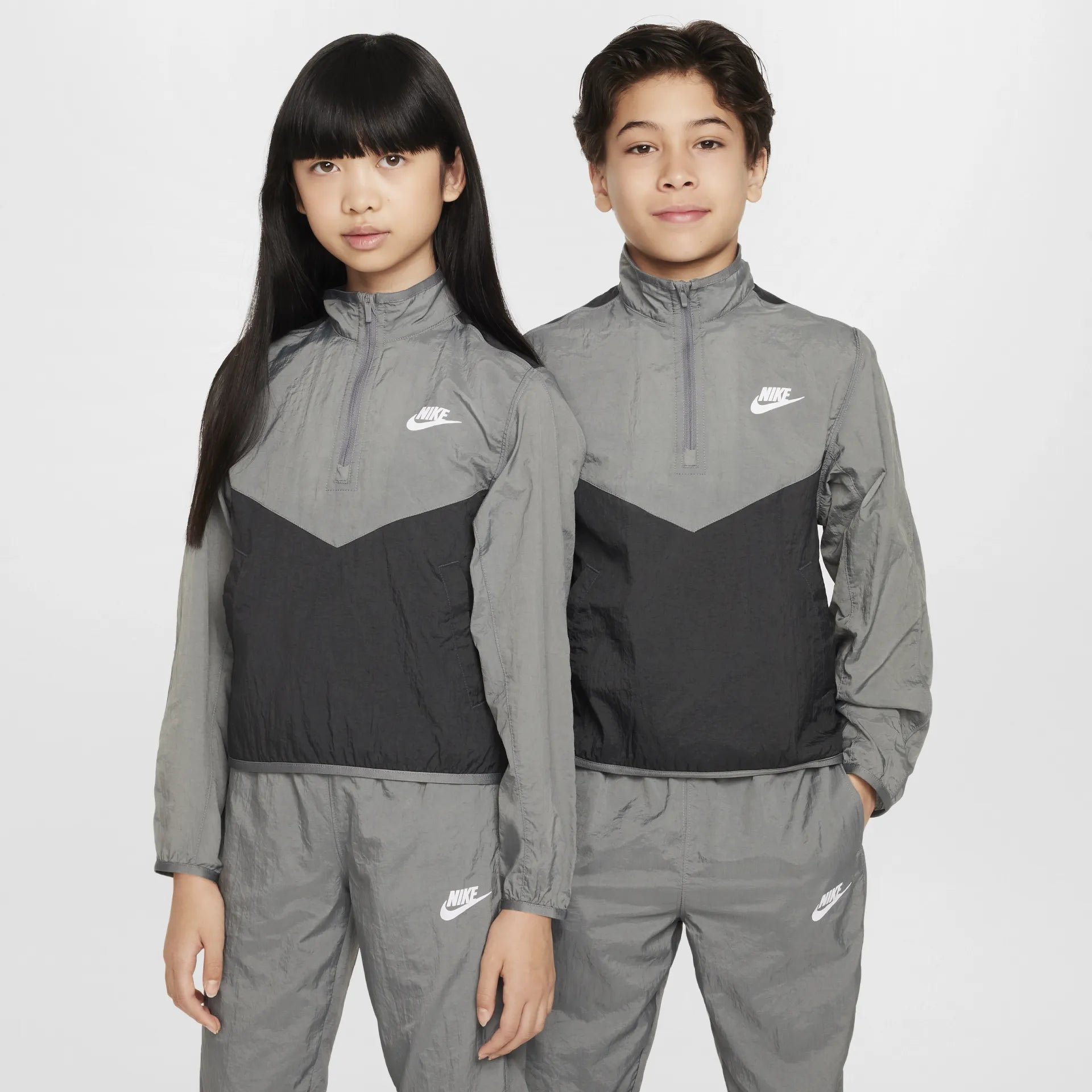 Детски екип Nike Sportswear Woven Tracksuit - FD3058-084 детайл отпред