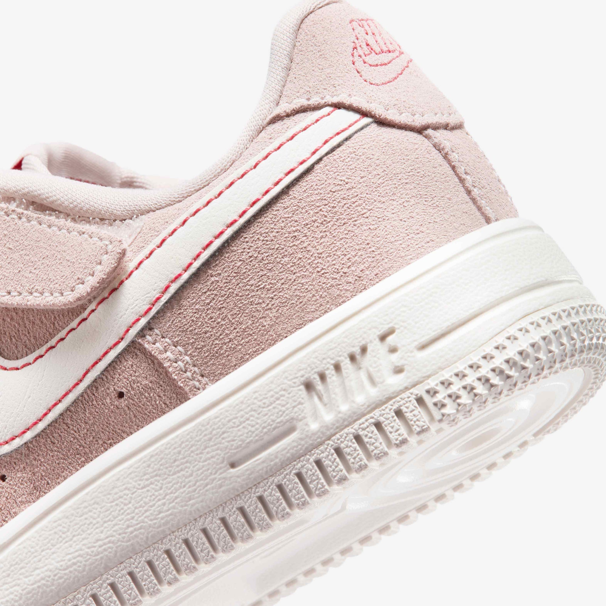 Детски кецове Nike Force 1 Low LV8 EasyOn II7095-600 детайл лого