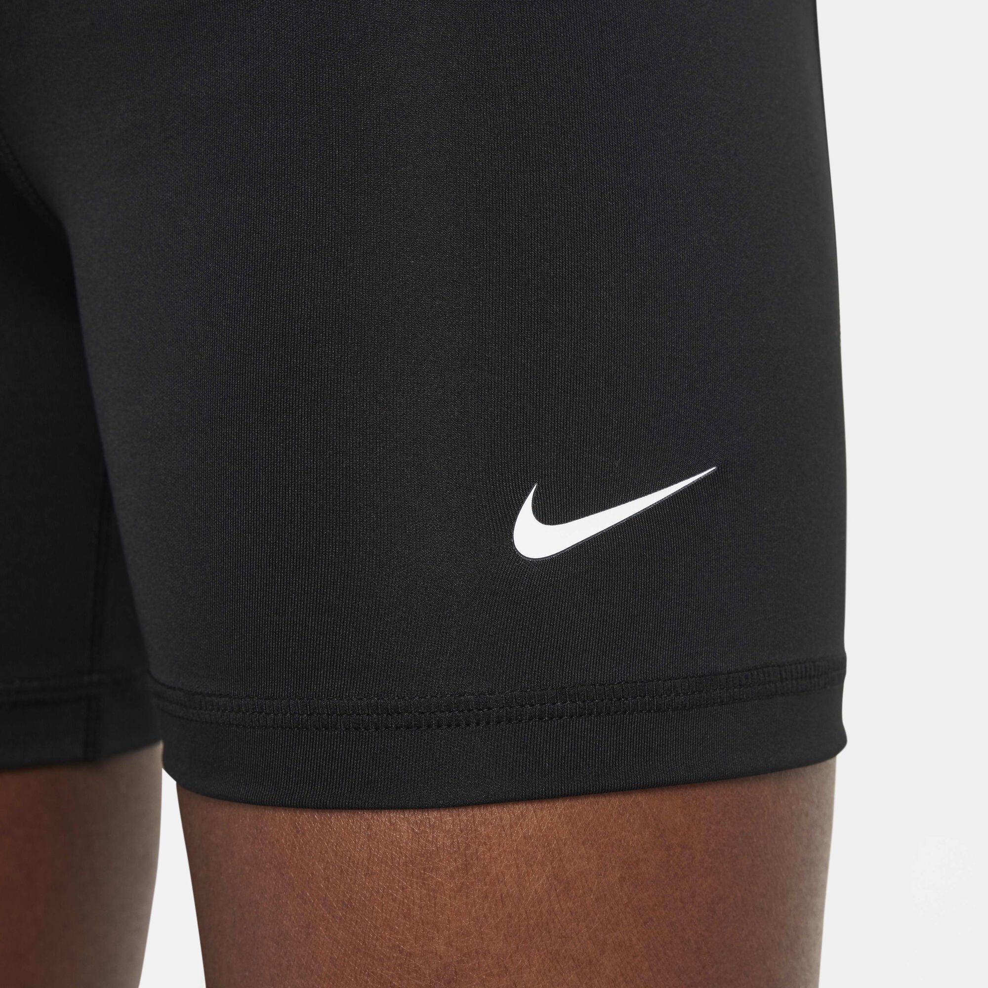Детски къс клин Nike Pro Girls' Biker Shorts - DA1033-010 детайл лого