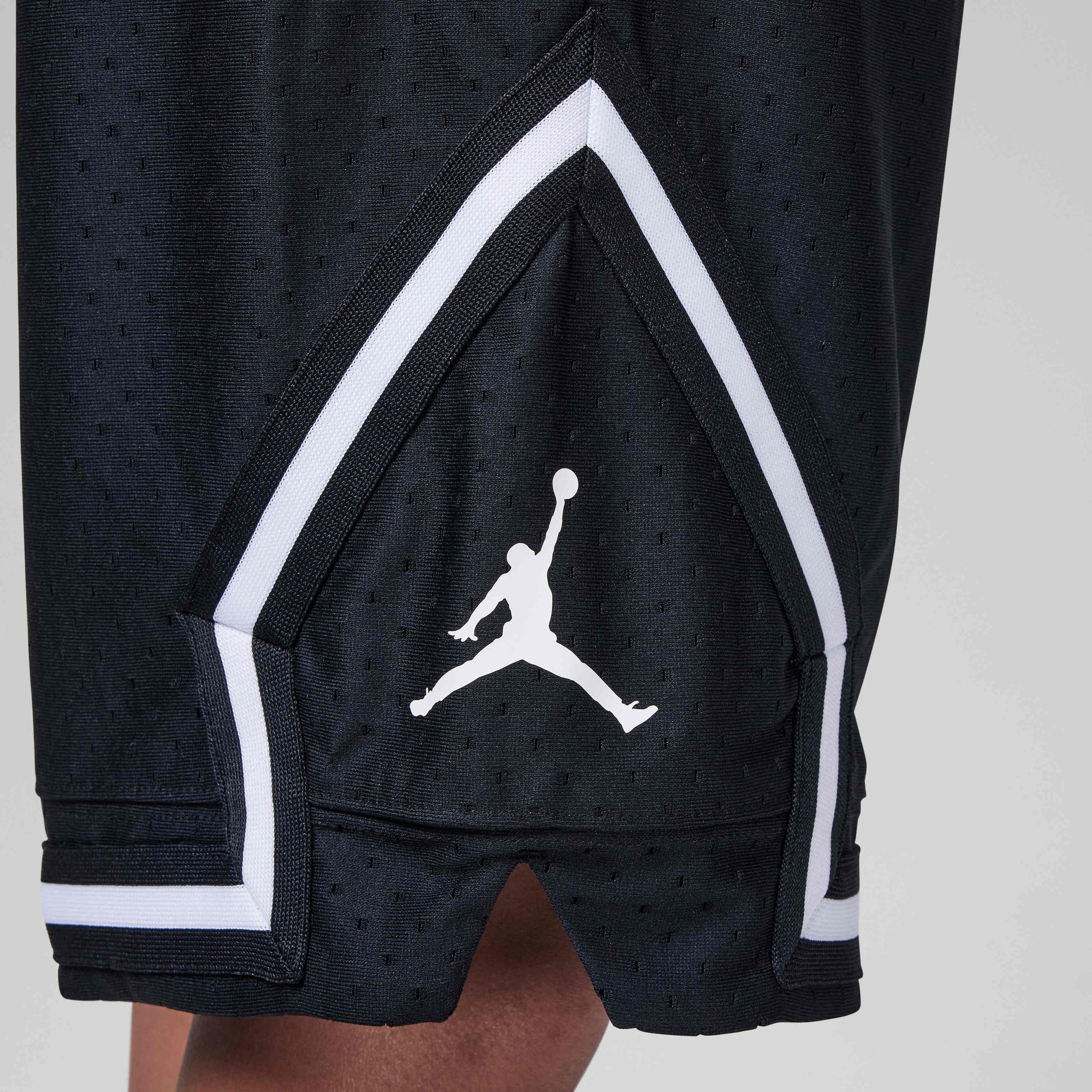 Детски къс панталон Jordan Sport Dri-FIT Diamond Shorts - 95D313-023 детайл лого