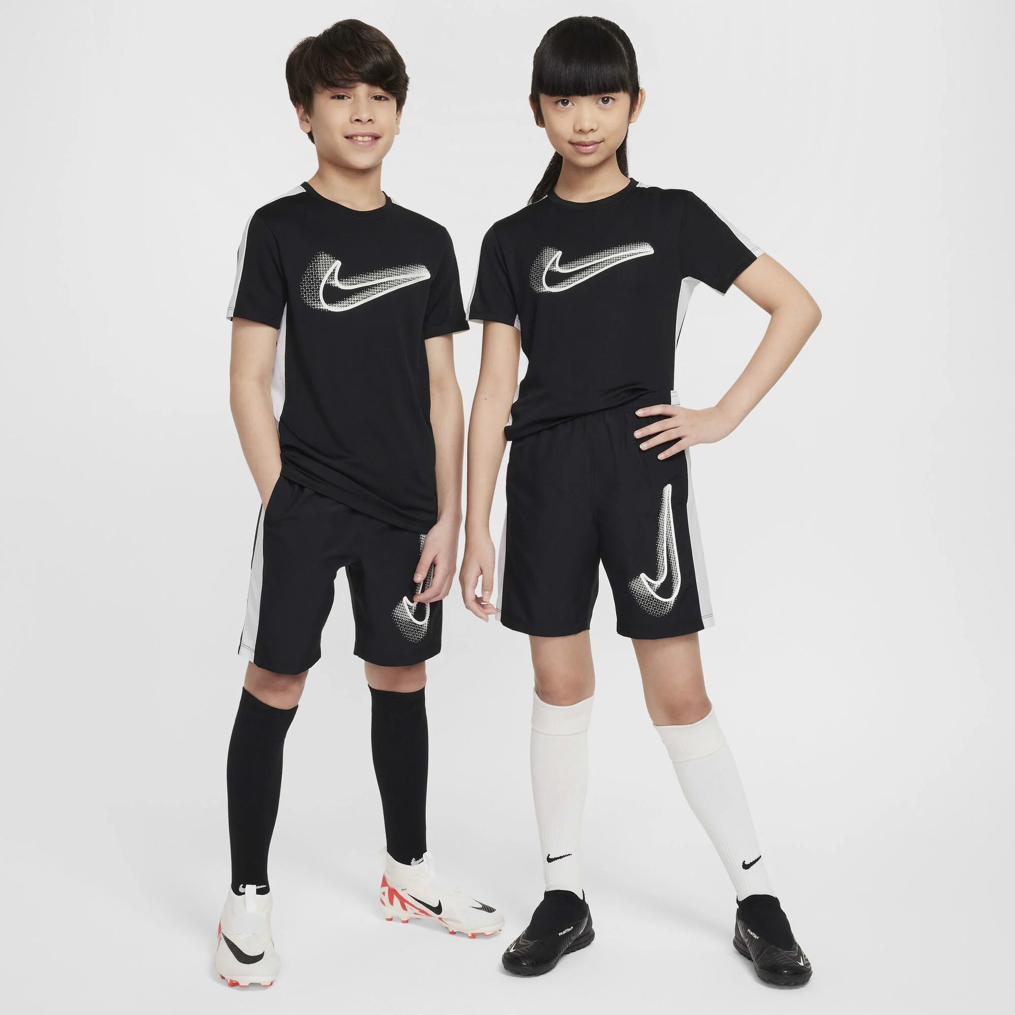 Детски къс панталон Nike Academy Football Shorts - FZ5311-010 модел отпред