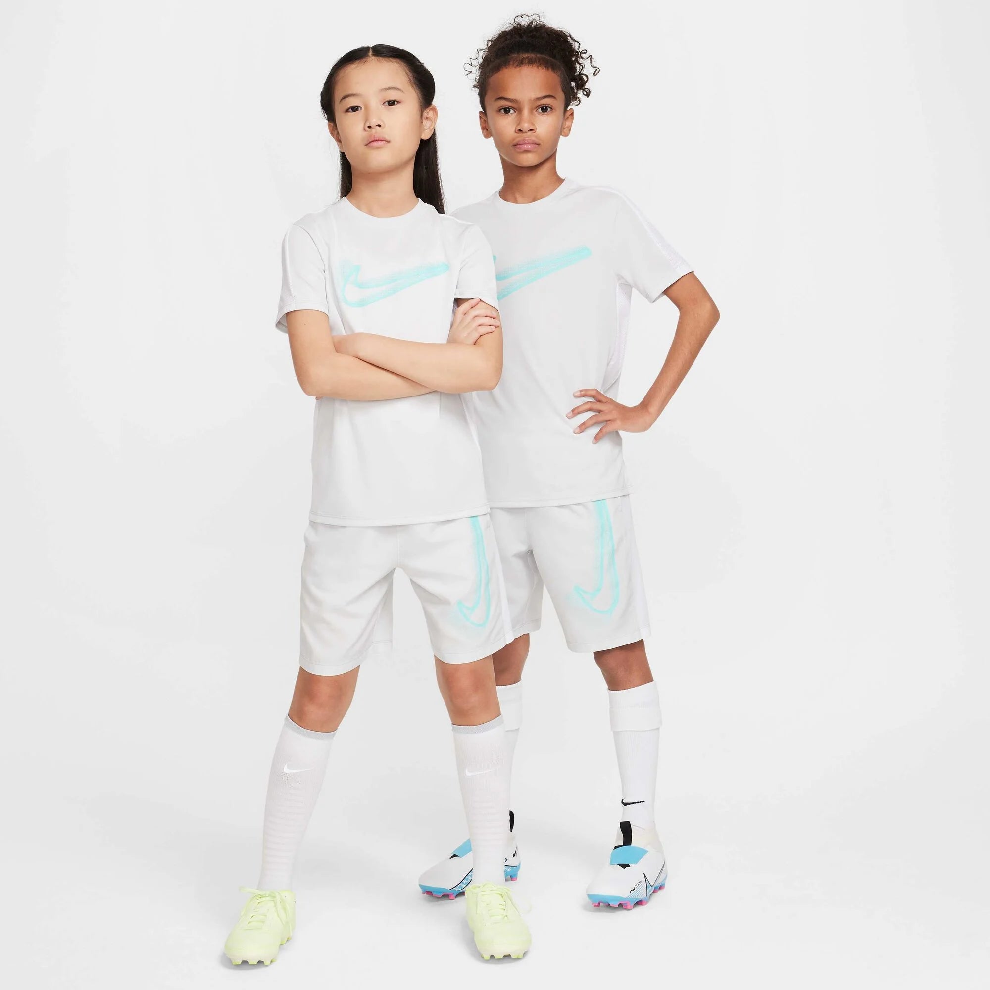 Детски къс панталон Nike Academy Football Shorts - FZ5311-025 модел отпред