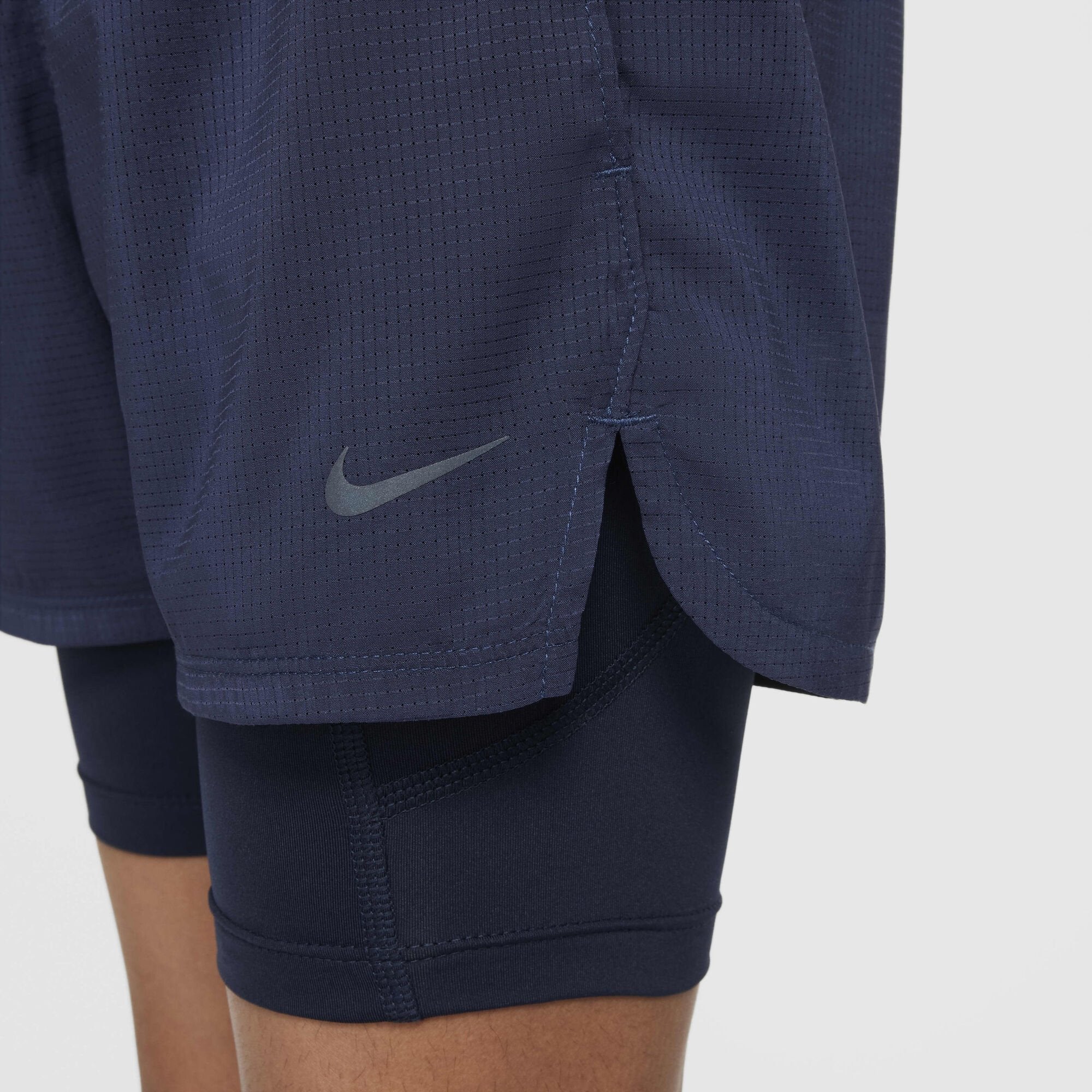 Детски къс панталон Nike Multi Tech Shorts - FJ6818-410 детайл лого