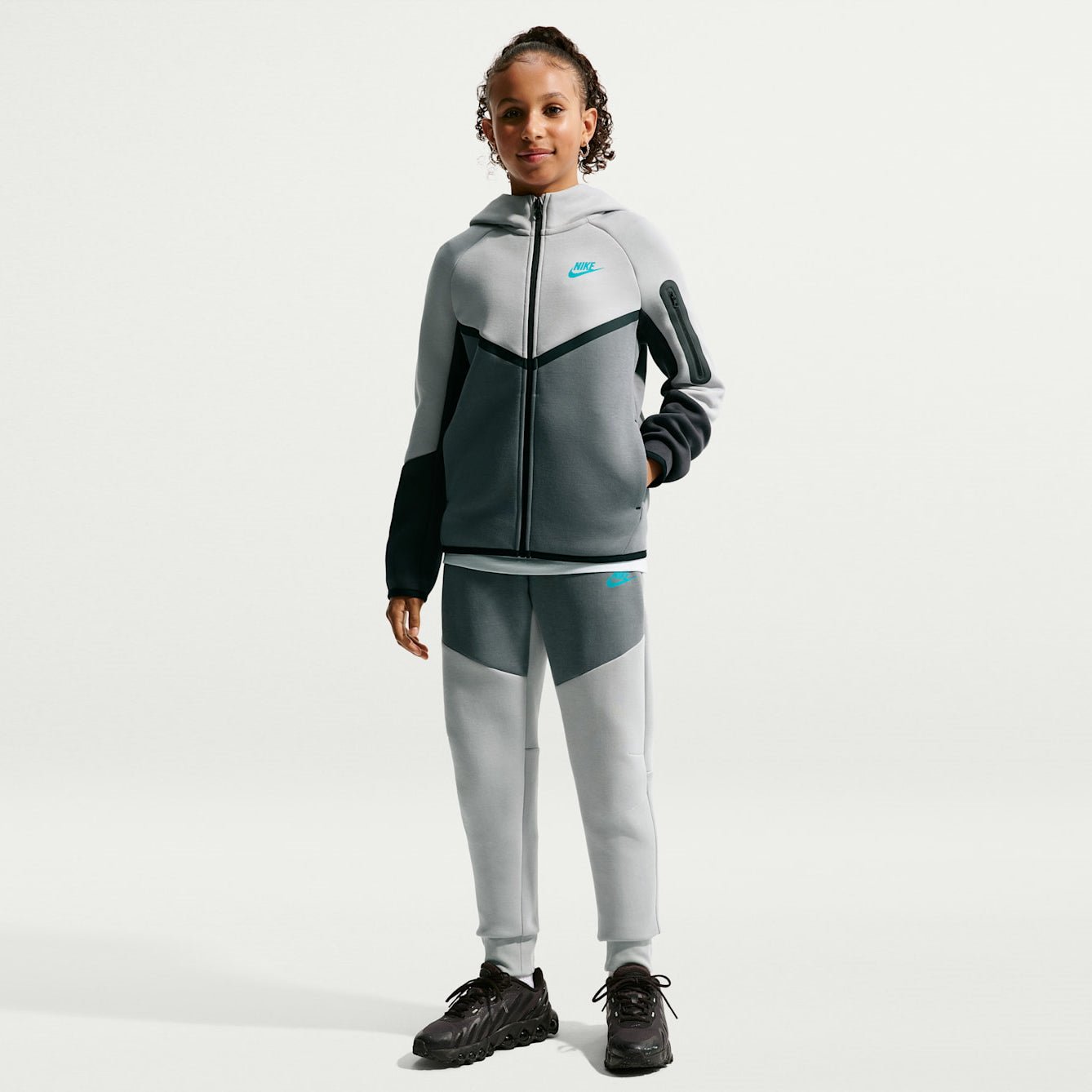 Детско худи Nike Sportswear Tech Fleece Full-Zip Hoodie - HV5867-077 модел отпред