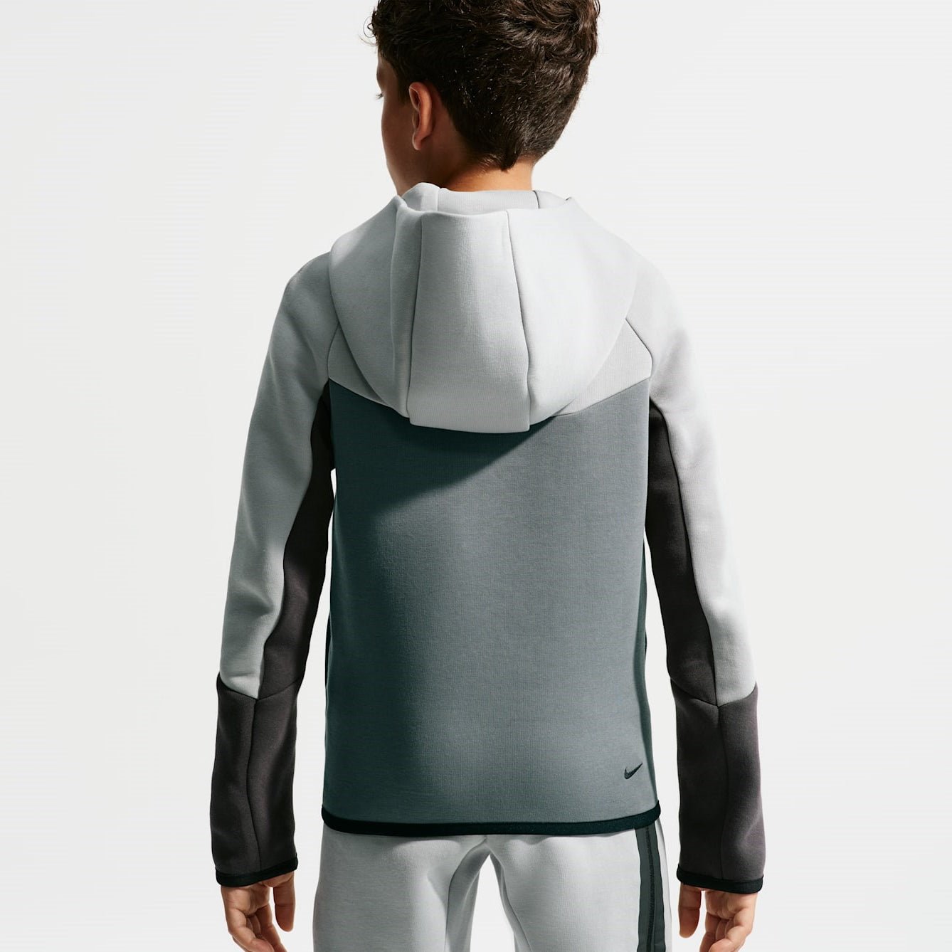 Детско худи Nike Sportswear Tech Fleece Full-Zip Hoodie - HV5867-077 момче отзад