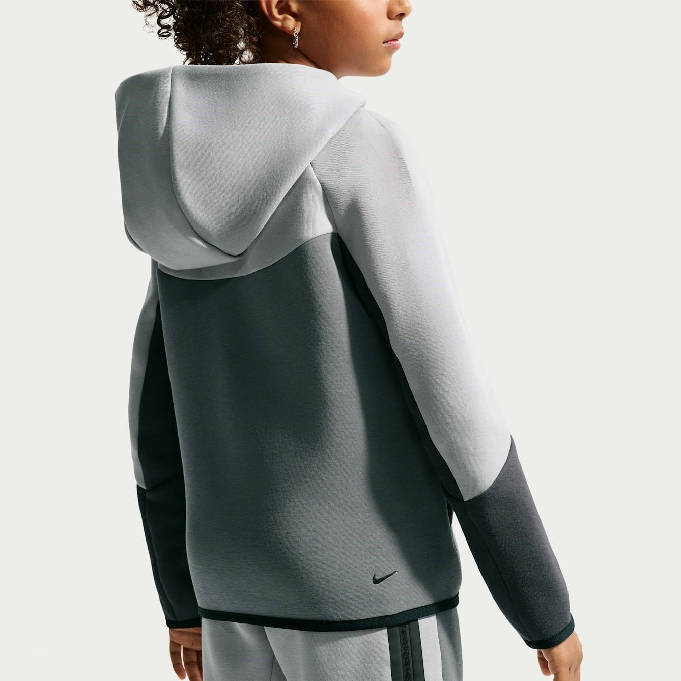 Детско худи Nike Sportswear Tech Fleece Full-Zip Hoodie - HV5867-077 отзад