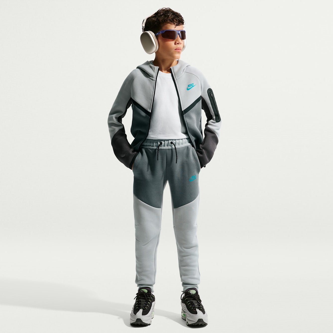 Детско худи Nike Sportswear Tech Fleece Full-Zip Hoodie - HV5867-077 модел момче отпред