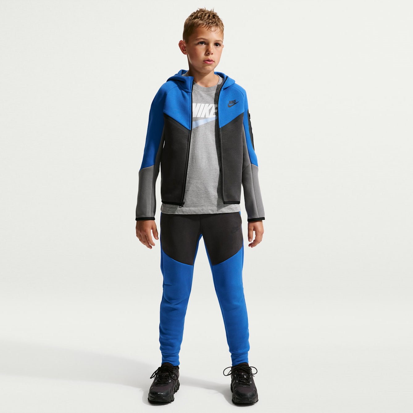 Детско худи Nike Sportswear Tech Fleece Full-Zip Hoodie - HV5867-481 момче модел отпред