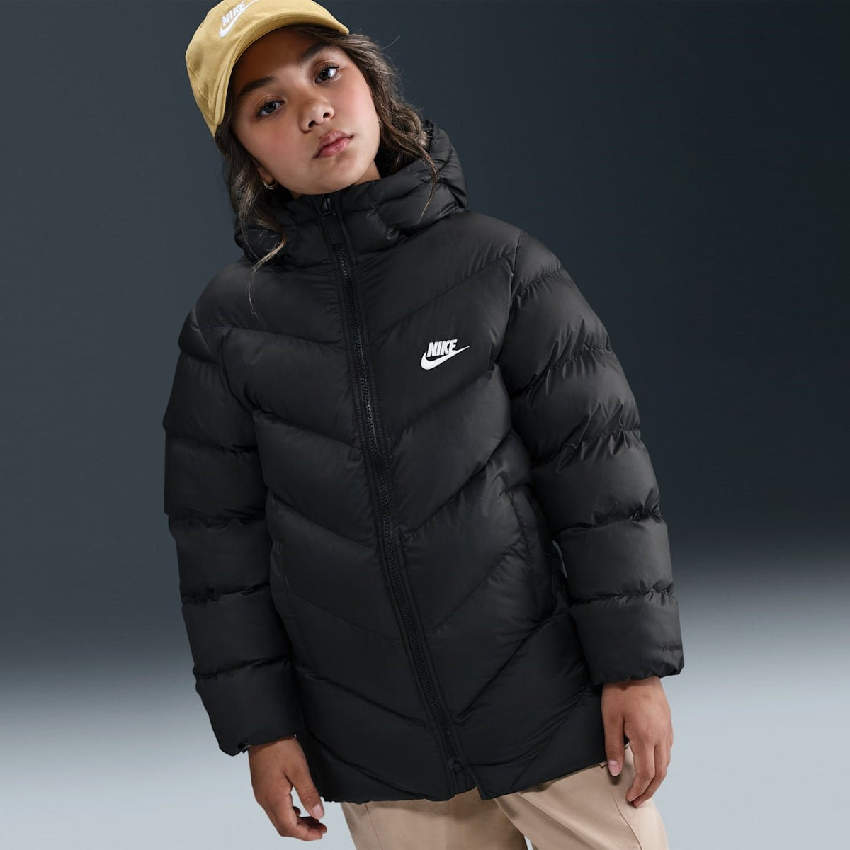 Детско яке Nike Sportswear All Day Play Older Kids' Therma-FIT Loose-Fit Mid-Length Puffer Jacket - HJ2722-010 момиче отпред