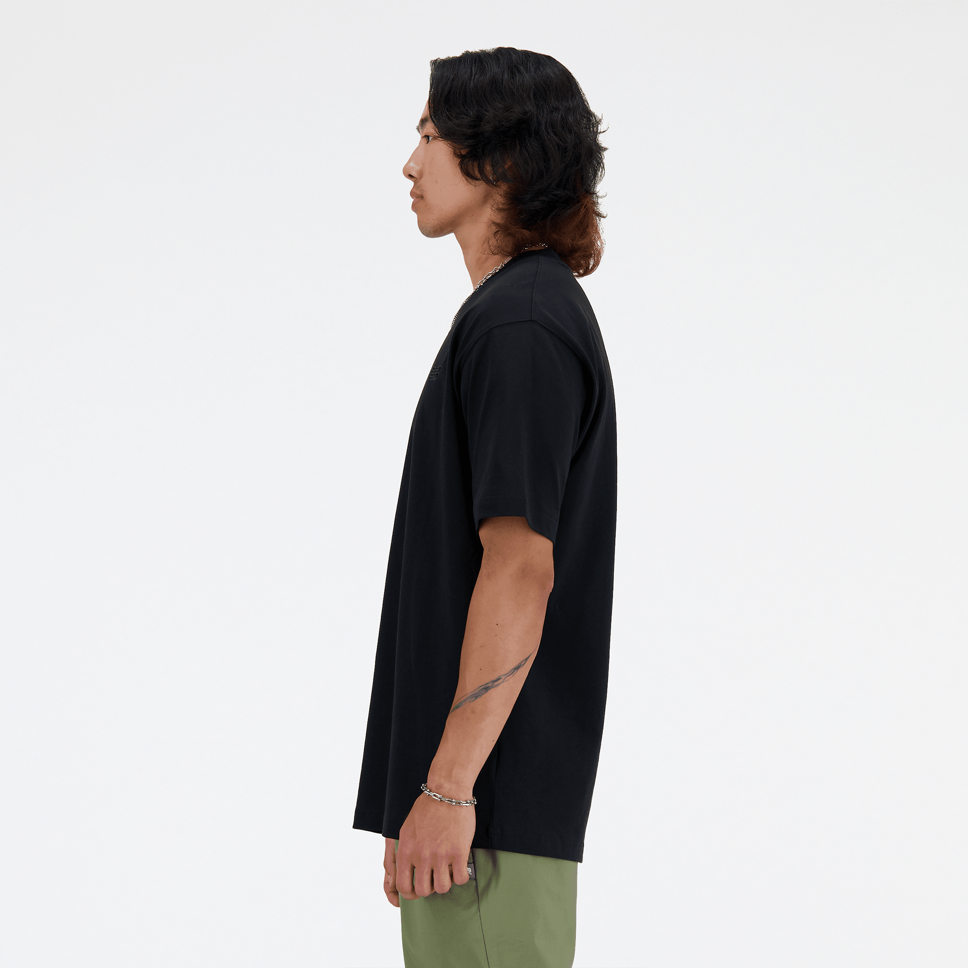 Мъжка тениска New Balance Athletics Cotton T-Shirt - MT41533BK отстрани