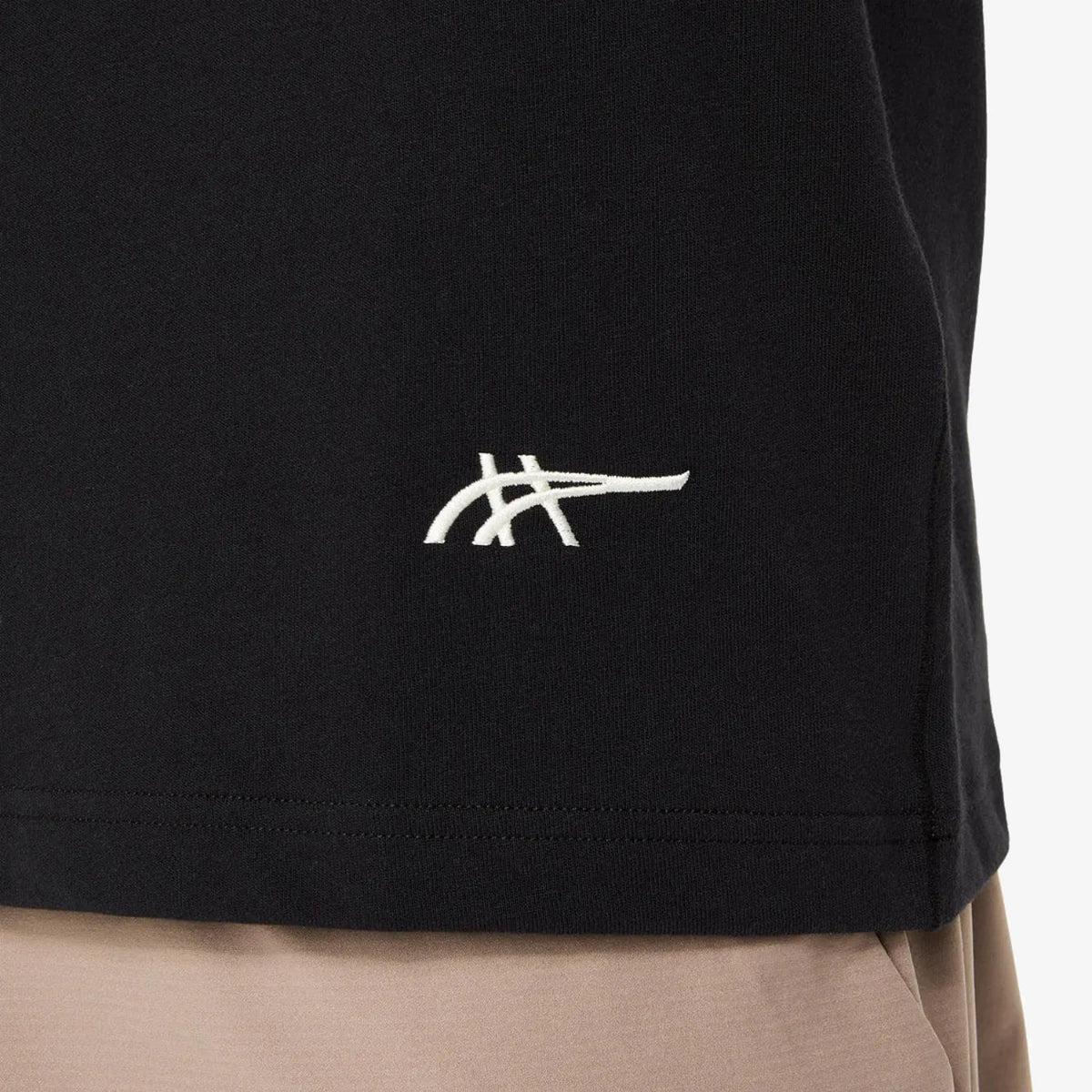 Мъжка тениска Asics Heritage Heavy Cotton Graphic Tee - 2033C014-001 детайл лого