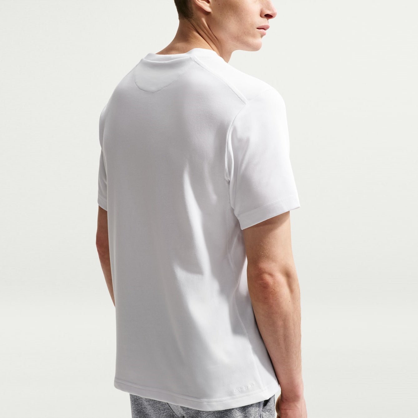 Мъжка тениска Nike Primary Dri-FIT Short-Sleeve Versatile Top - DV9831-100 отзад