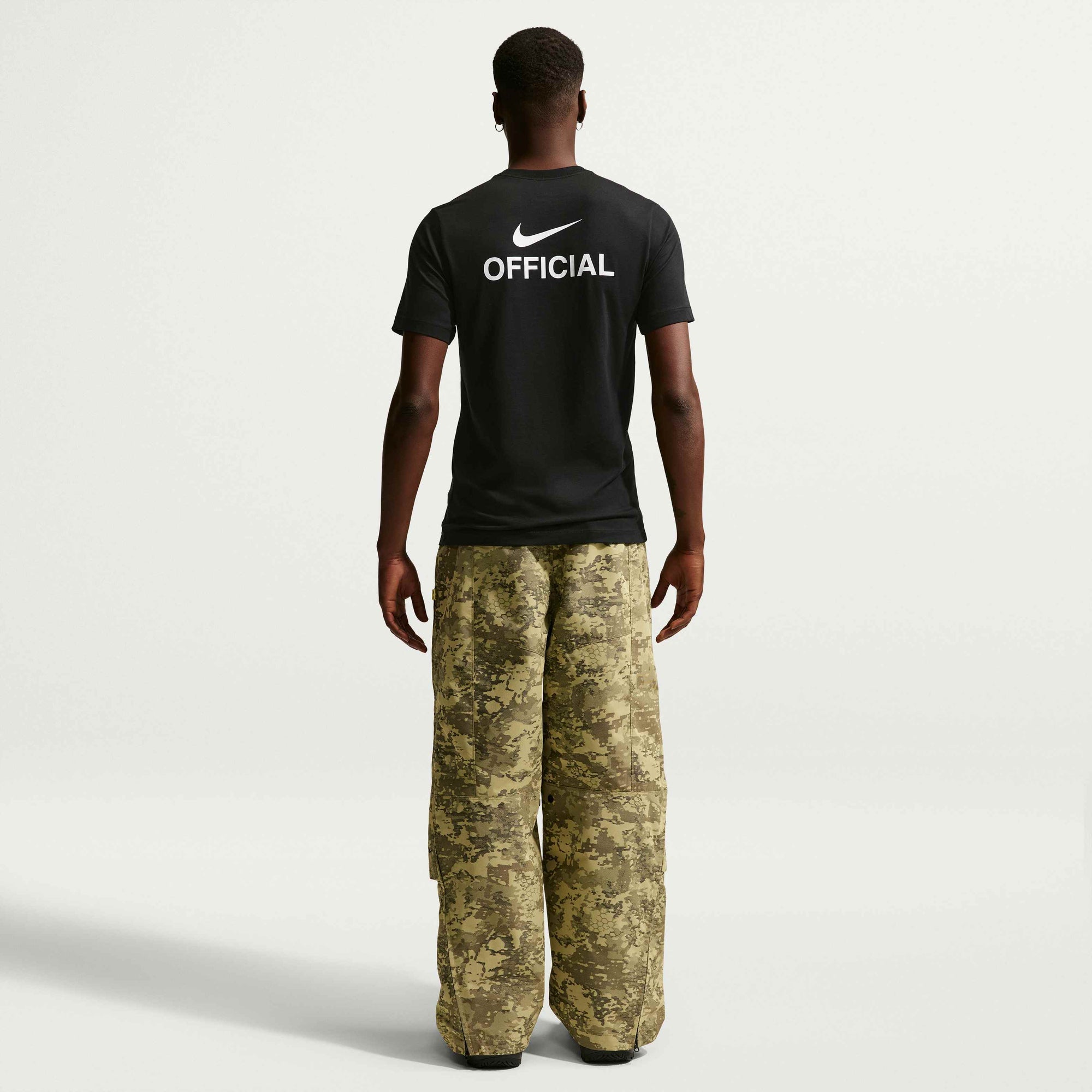 Мъжка тениска Nike Sportswear T-Shirt IH1143-010 модел отзад