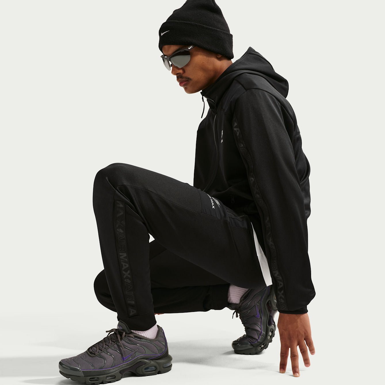 Мъжки джогър Nike Sportswear Air Max Joggers IO1056-010 модел отстрани