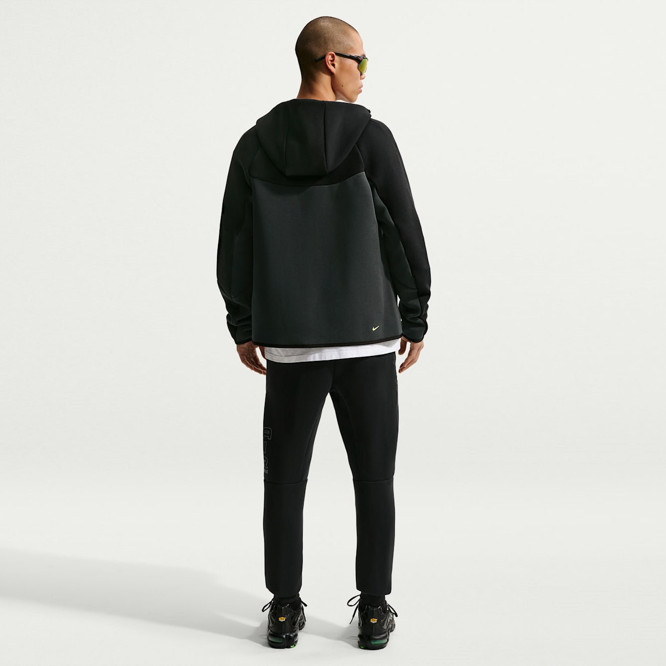 Мъжки джогър Nike Tech Air Max Fleece Jogger - IQ1012-010 модел отзад