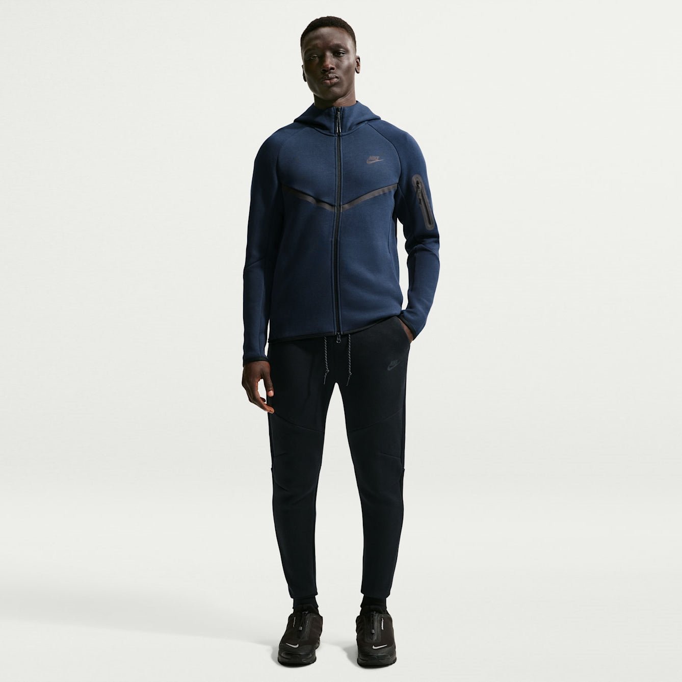 Мъжки джогър Nike Tech Fleece Joggers - HV0959-010 модел отпред