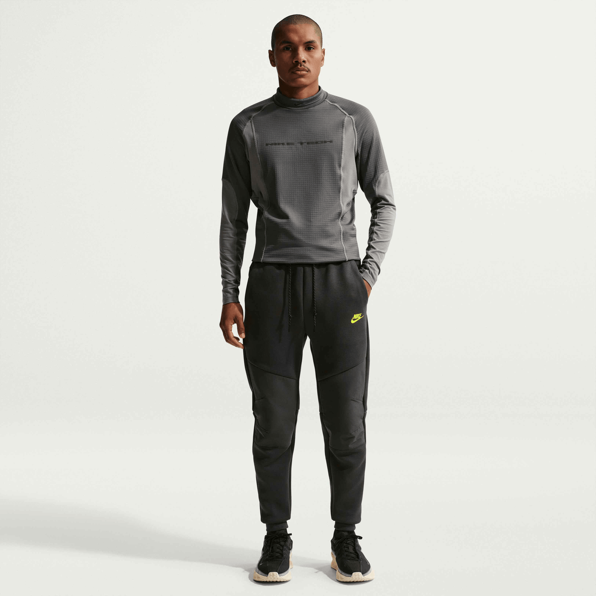 Мъжки джогър Nike Tech Fleece Joggers - IH4303-060 модел отпред