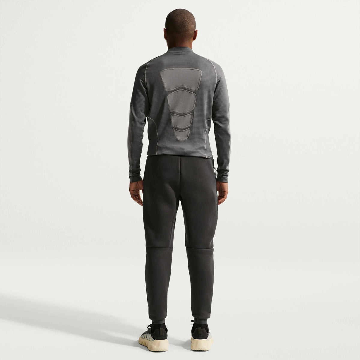 Мъжки джогър Nike Tech Fleece Joggers - IH4303-060 модел отзад