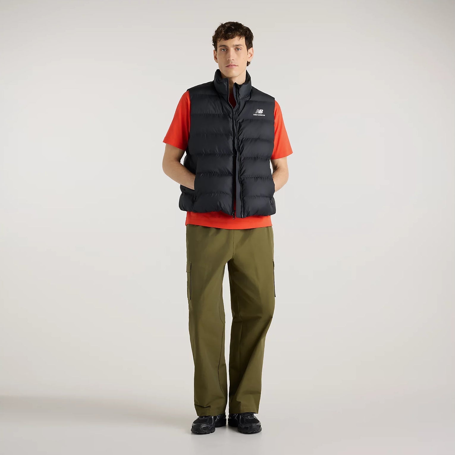 Мъжки елек New Balance Boston Puffer Vest - MJ62K00EBK модел отпред