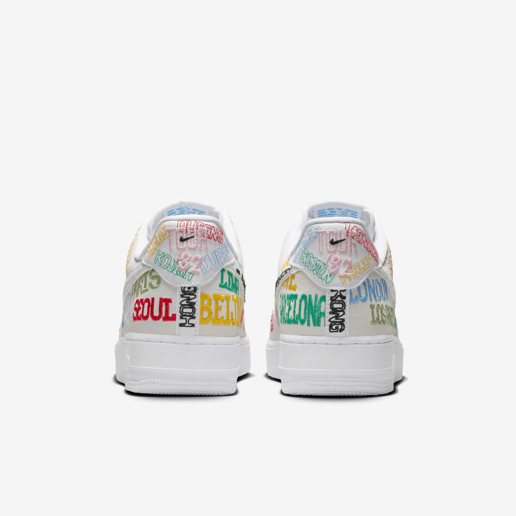 Мъжки кецове Nike Air Force 1 On Tour - II1549-100 отзад