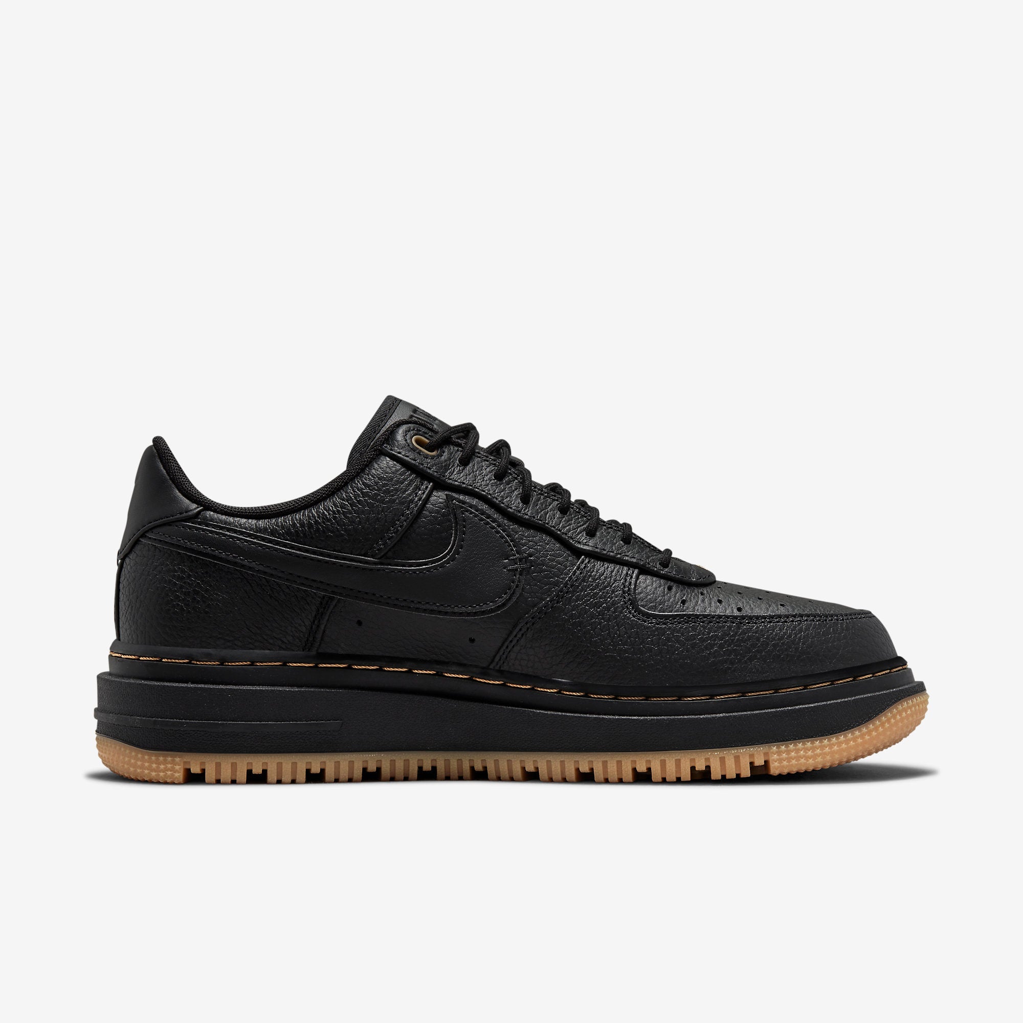 Мъжки кецове Nike Air Force 1 Luxe - DB4109-001 отстрани
