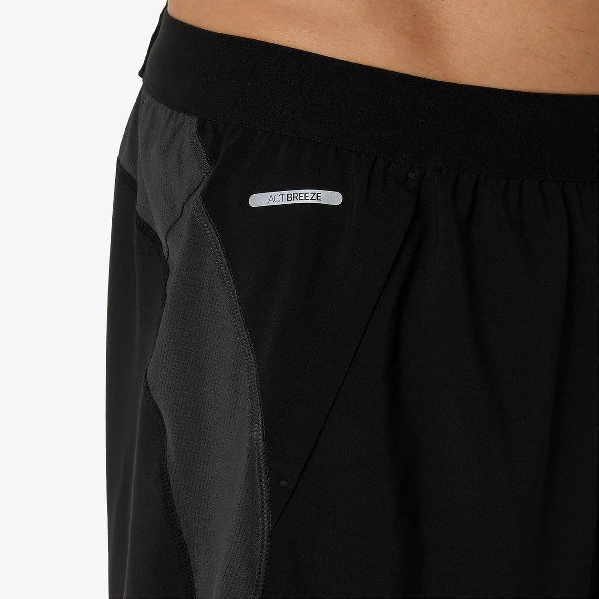 Мъжки къс панталон Asics Road 2n1 7in Shorts - 2011D246-001 детайл лого