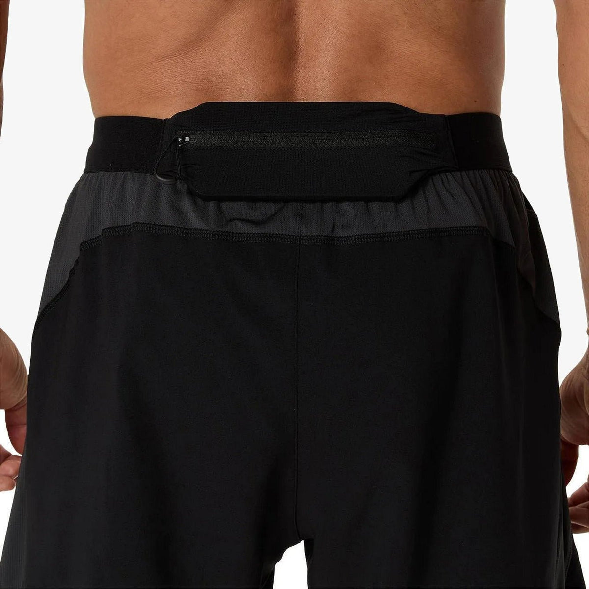 Мъжки къс панталон Asics Road 2n1 7in Shorts - 2011D246-001 детайл джоб отзад