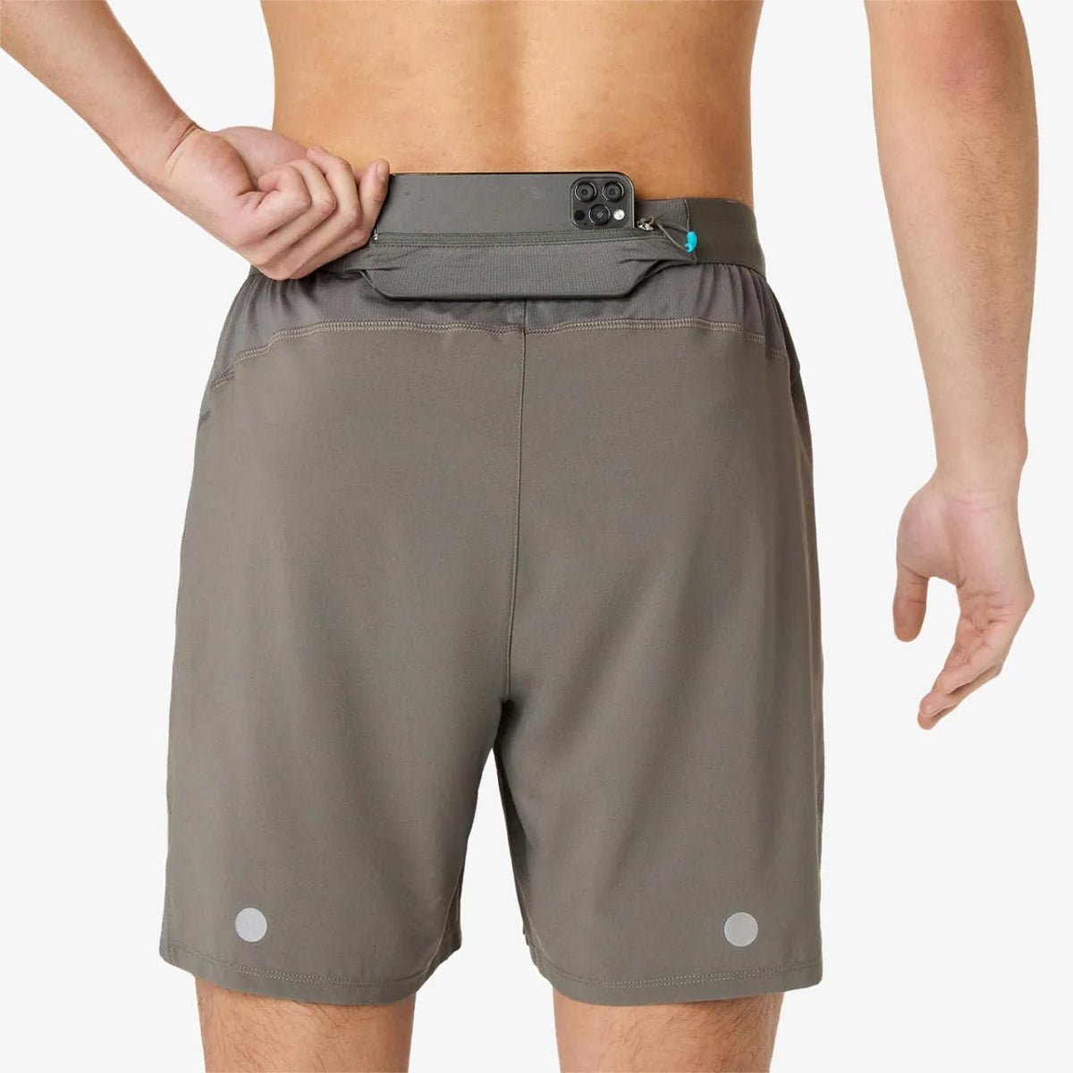 Мъжки къс панталон Asics Road 2n1 7in Shorts - 2011D246-020 детайл джоб отзад