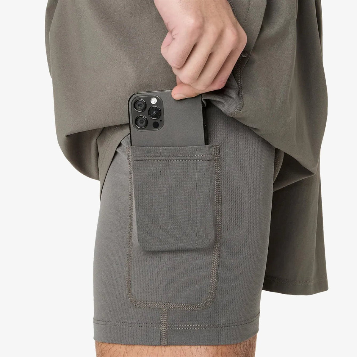 Мъжки къс панталон Asics Road 2n1 7in Shorts - 2011D246-020 детайл джоб отстрани