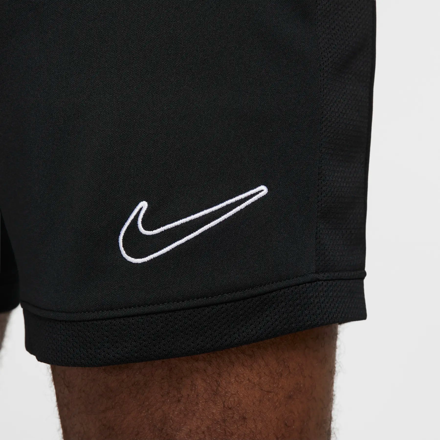 Мъжки къс панталон Nike Dri-FIT Academy 25 Shorts - FZ9776-010 детайл лого
