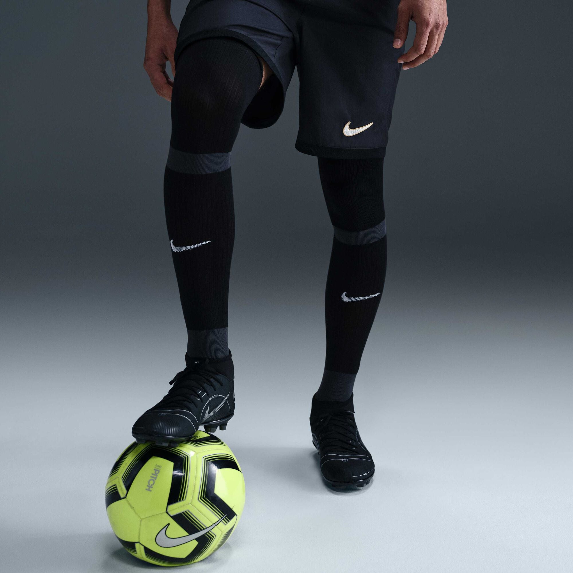 Мъжки къс панталон Nike Academy Dri-FIT Football Shorts - HJ4247-010 изглед отпред