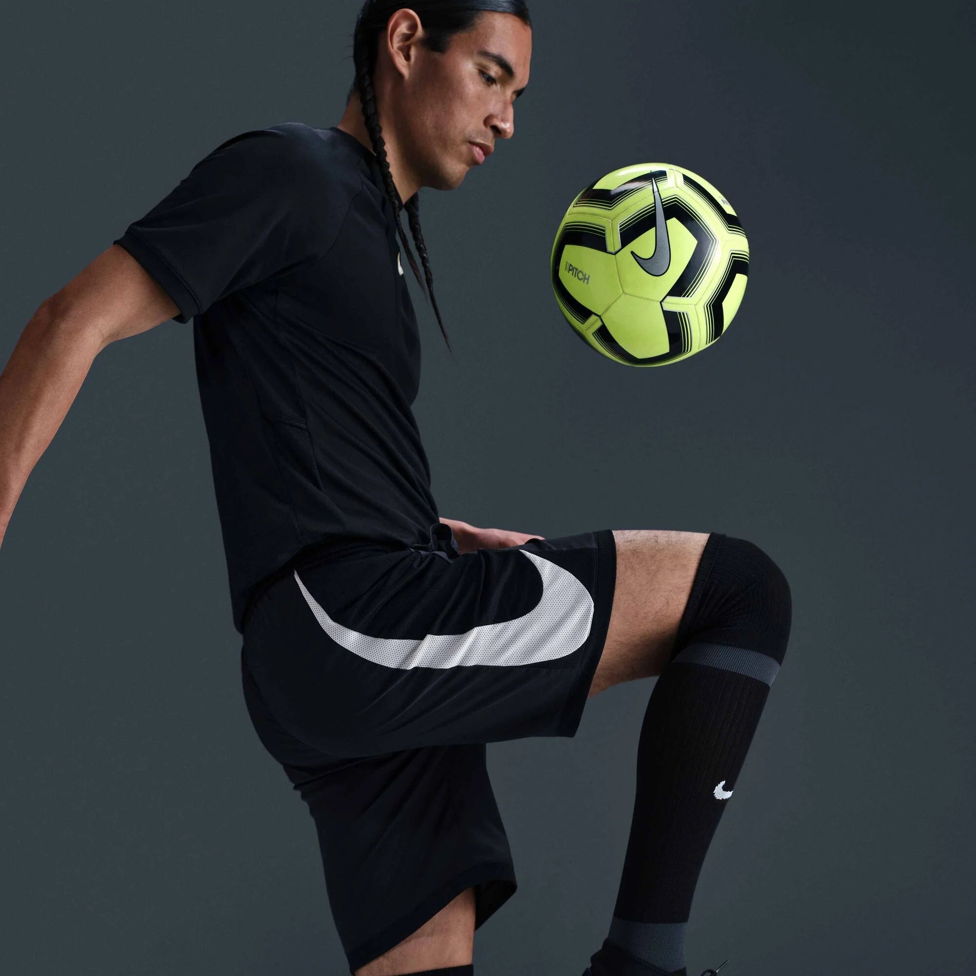Мъжки къс панталон Nike Academy Dri-FIT Football Shorts - HJ4247-010 детайл отстрани