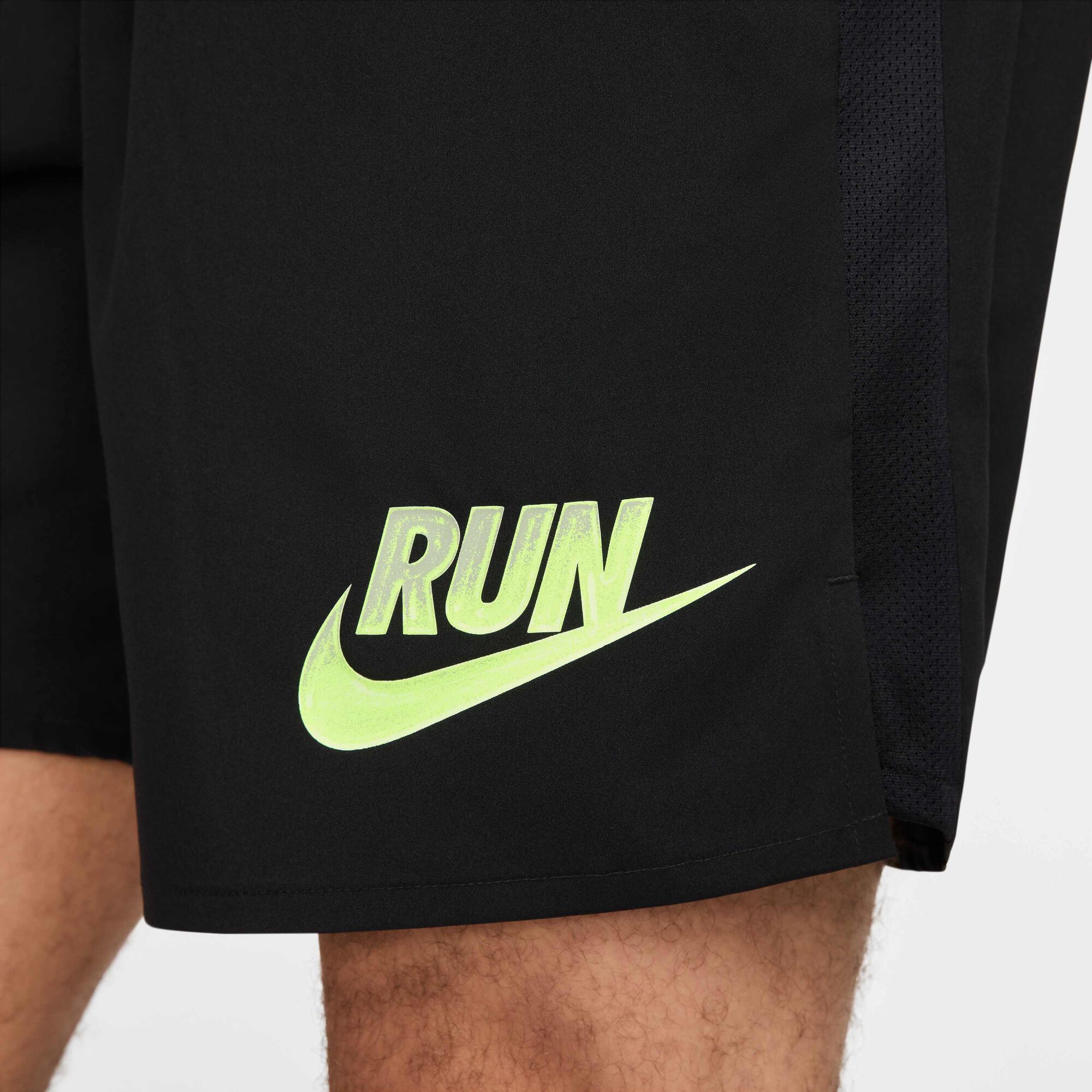 Мъжки къс панталон Nike Challenger Run Energy Dri-FIT Unlined Running Shorts - HJ3566-010 детайл лого