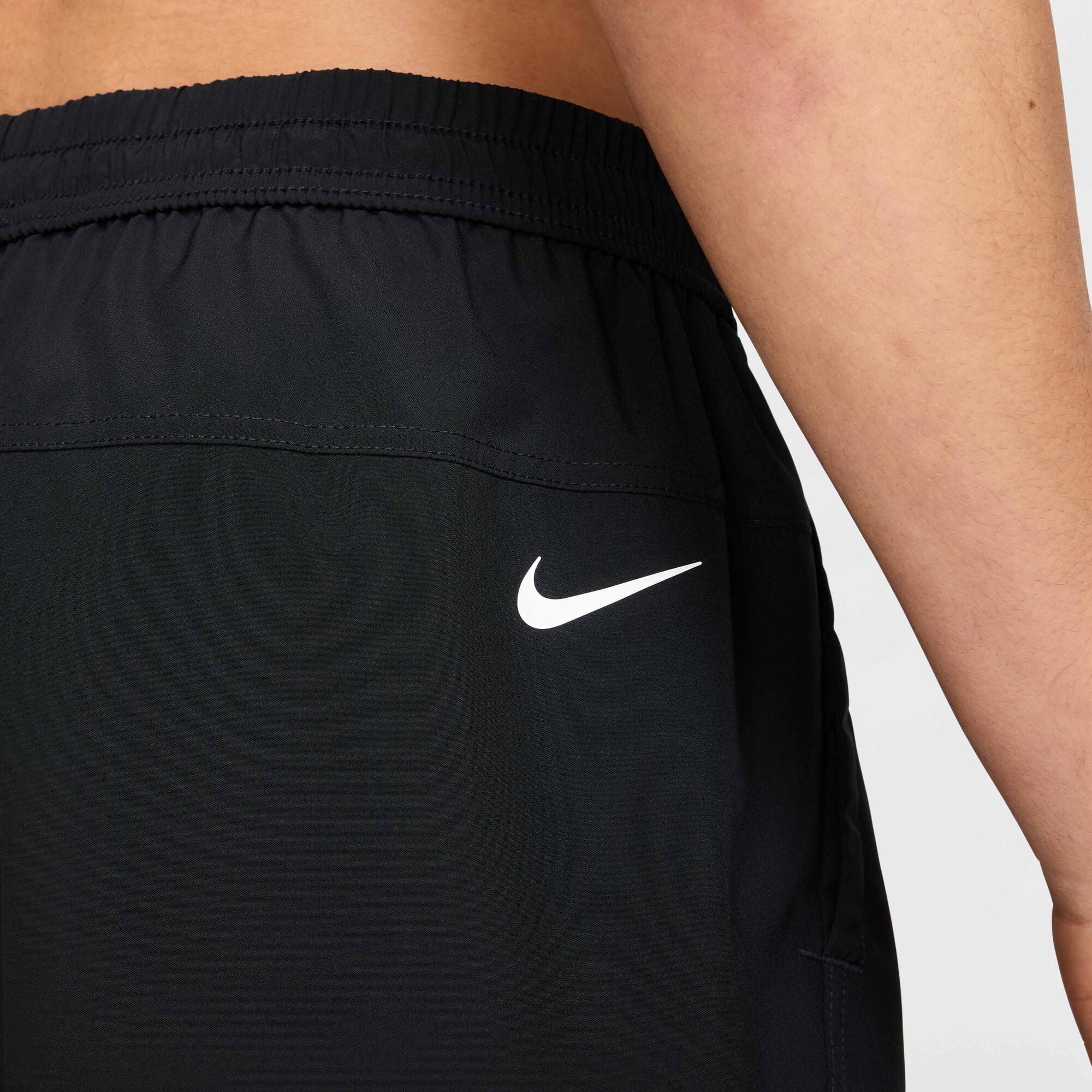 Мъжки къс панталон Nike Form Dri-FIT 18cm Unlined Versatile Shorts - HJ3105-010 детайл лого