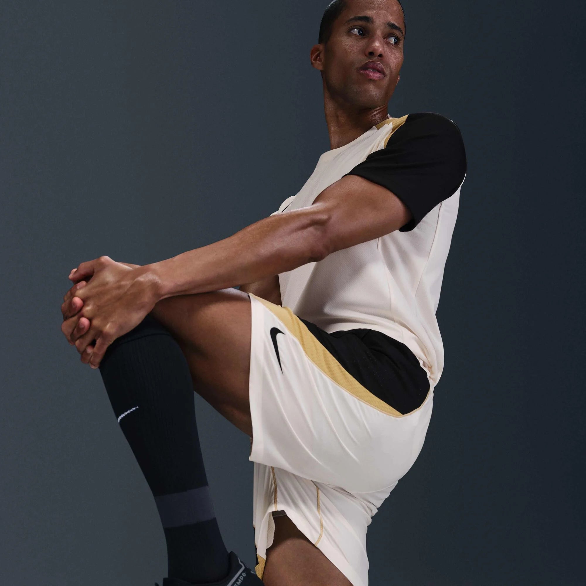 Мъжки къс панталон Nike Strike+ Dri-FIT Football Shorts - HJ4191-110 изглед движение
