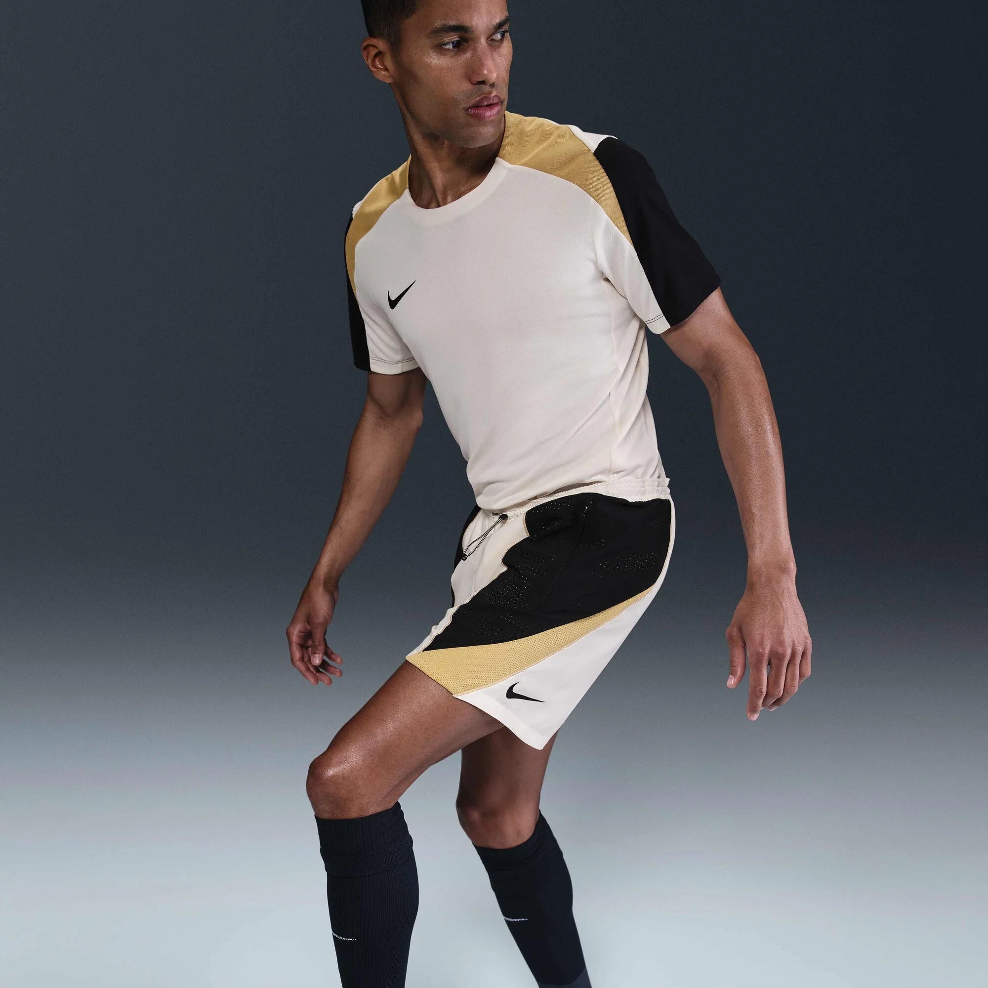 Мъжки къс панталон Nike Strike+ Dri-FIT Football Shorts - HJ4191-110 модел отстрани