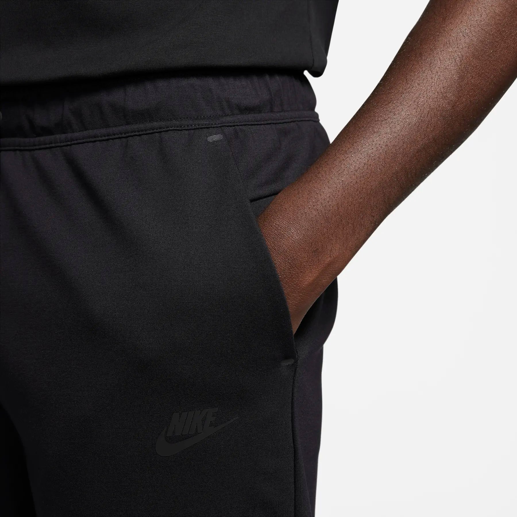 Мъжки къс панталон Nike Sportswear Tech Fleece Lightweight Shorts - DX0828-010 детайл джоб