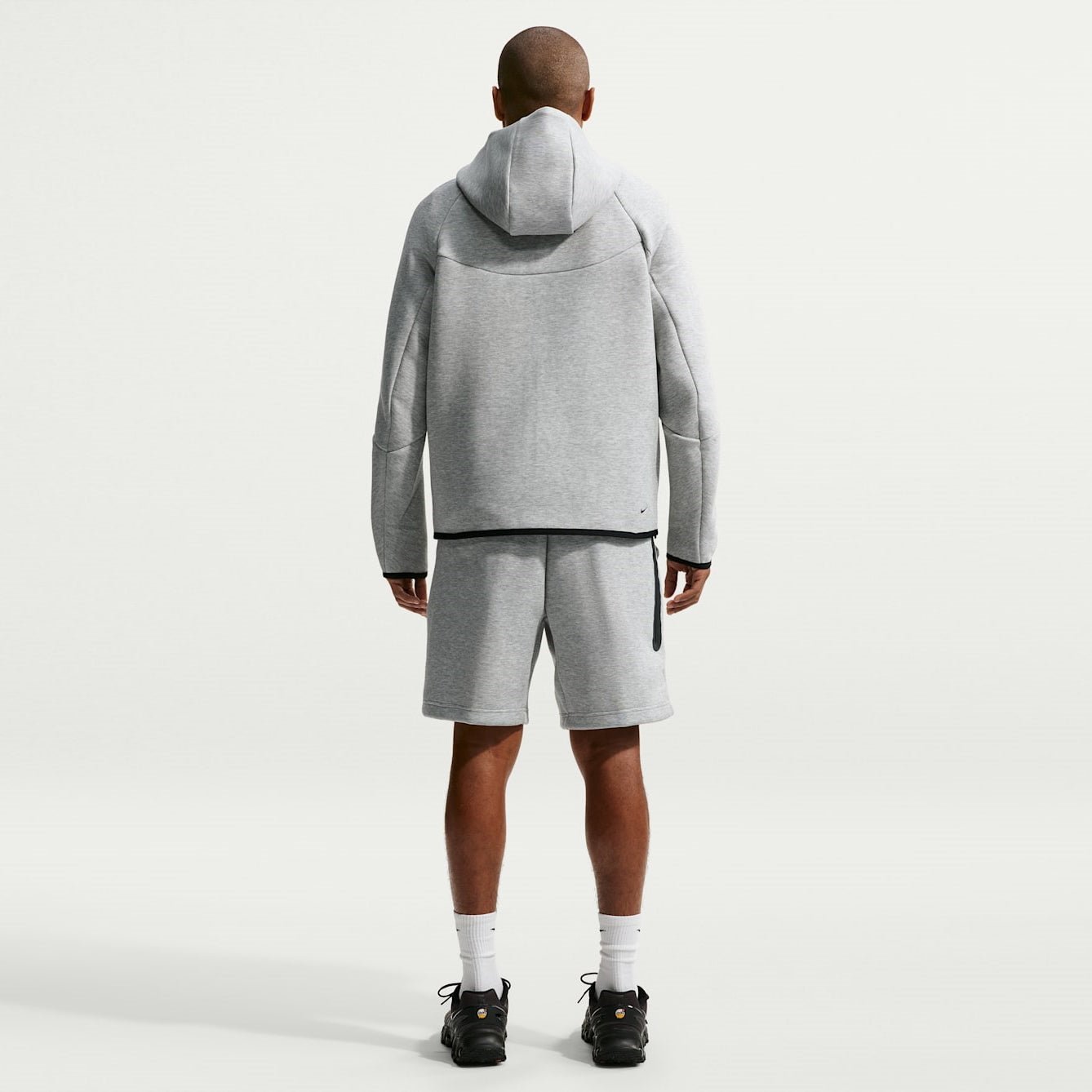 Мъжки къс панталон Nike Tech Fleece Shorts - IM0693-010 модел отзад