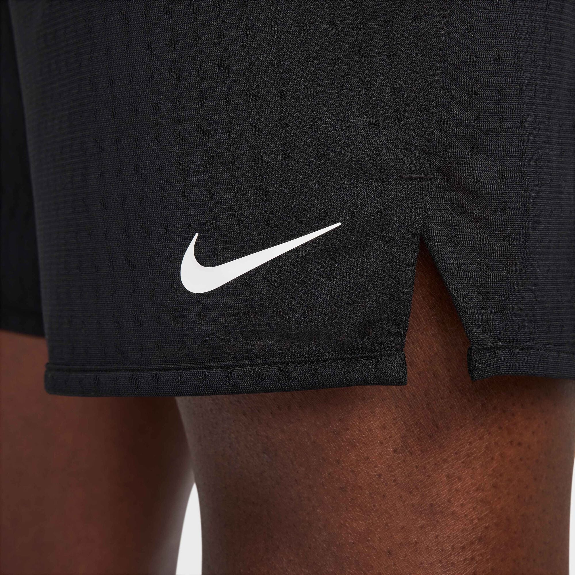 Мъжки къс панталон Nike Totality Breathe Dri-FIT Unlined Versatile Shorts - HJ4058-010 детайл лого