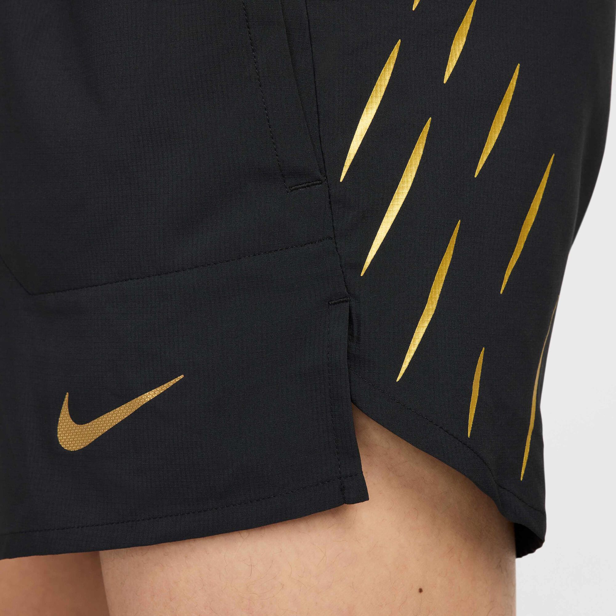 Мъжки къс панталон Nike x Jakob Dri-FIT Brief-Lined Running Shorts - HJ3536-010 детайл лого